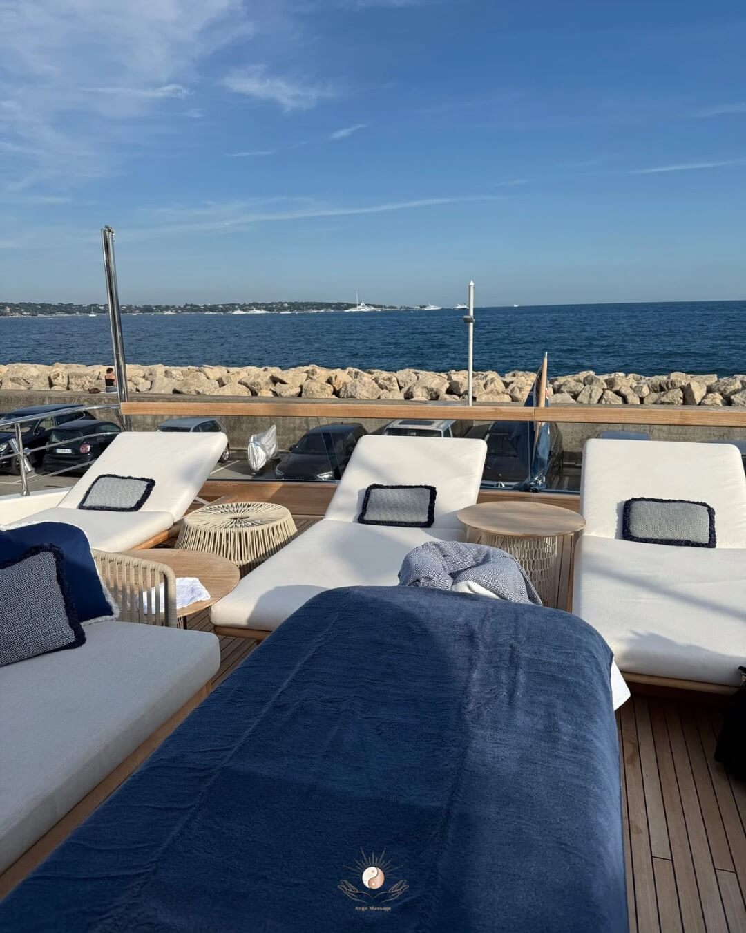 yacht bleu Maquillage Ange Massage